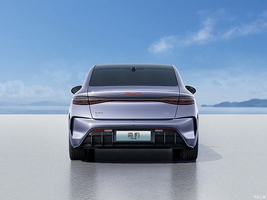 BYD 2025 Seal, eine rein elektrische Limousine mit einer Reichweite von bis zu 650 km, ein neues intelligentes Fahrsystem und das beste Preis-Leistungs-Verhältnis für eine mittelgroße Limousine.